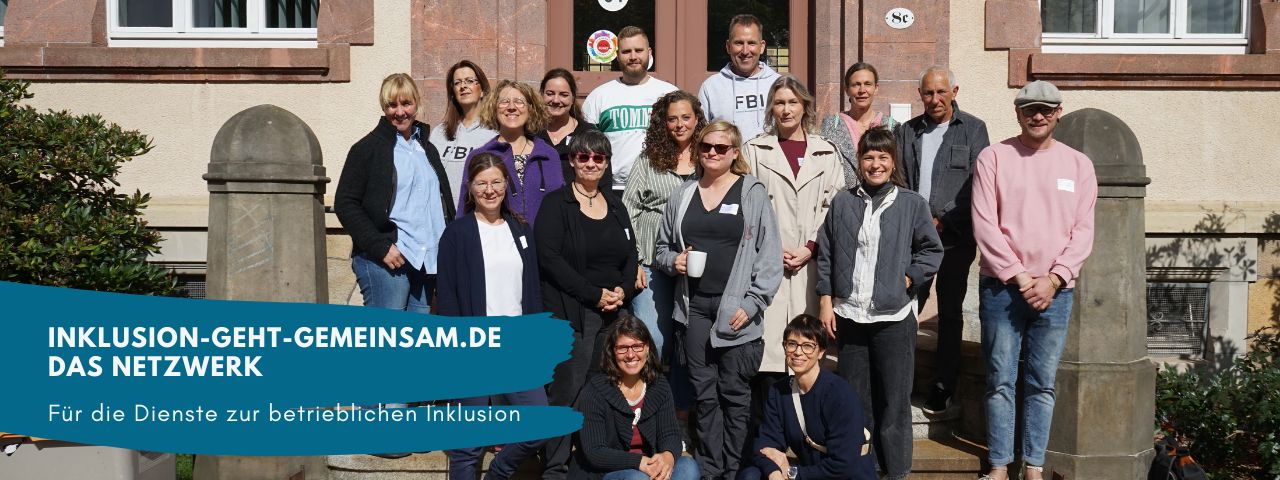 Gruppenfoto der Netzwerkakteur*innen des Projekts "Das Netzwerk - Inklusion geht gemeinsam" vor einem Gebäude in der Sonne, mit dem Schriftzug des Projektnamens und dem Zusatz "Für die Dienste zur betrieblichen Inklusion"