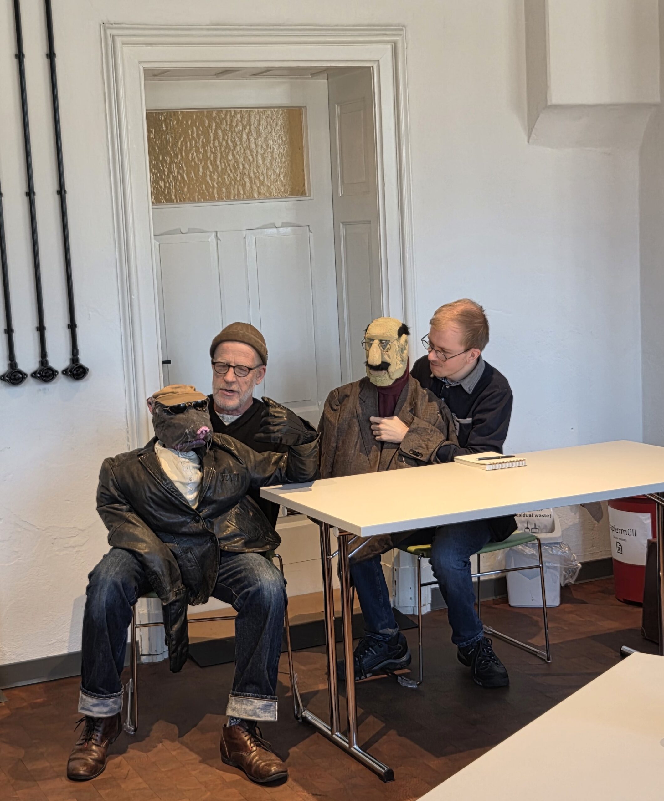Absolvent Erik Bernsen und sein Professor Herr Bohdal präsentieren beim Fachtag eine kurze Handpuppen-Szene