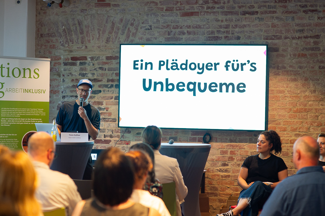 Der Geschäftsführer des Müsliherstellers Heyho spricht mit einem Mikrofon zur Zuhörerschaft