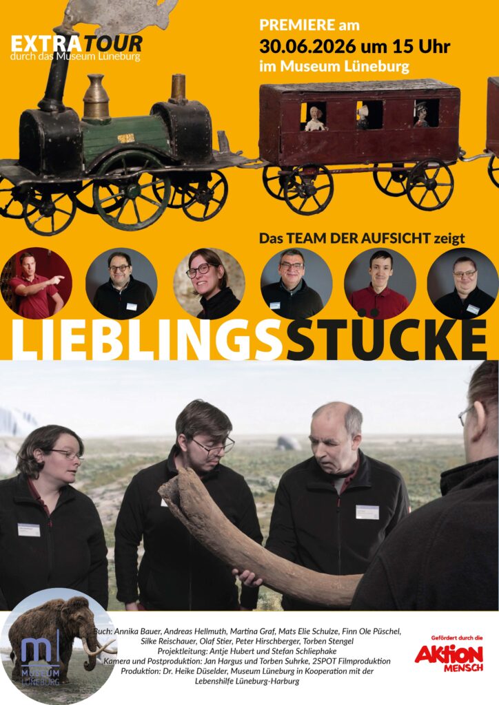 Das Bild zeigt die Einladung zur Filmpremiere "ExtraTour" im Museum Lüneburg am 30.6. um 15 Uhr, bei der das Aufsichtsteam und deren Lieblingsaustellungsstücke vorgestellt sind. Zu sehen sind Fotos der Aufsichtspersonen, zwei Ausstellungsstücke (Zug und Mammutstoßzahn), die Namen der beteiligten Personen sowie das Förderlogo der Aktion Mensch.